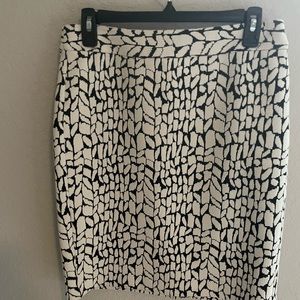 Black and white Ann Taylor back zip skirt